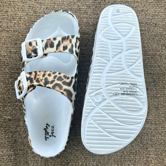 Leopard Summer Sandal. Adjustable Strap. (7) New. Cushioned Footbed. AnimalLover - Picture 4 of 5
